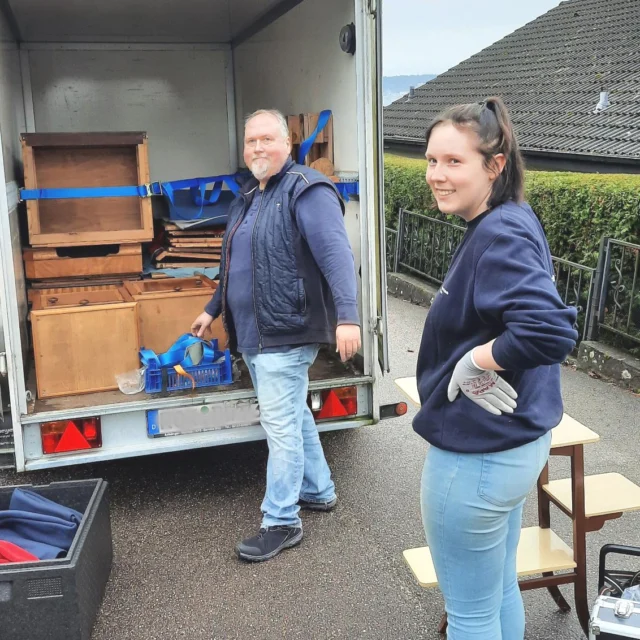 🚛✨ Thomas & Tochter – unterwegs in Sachen Maison Fasson

Manchmal beginnt ein neues Kapitel auf vier Rädern:
Ein Anhänger voller Vintage-Möbel, zwei strahlende Gesichter – und jede Menge Vorfreude auf das, was daraus wird. 💛

Thomas, der Kopf fürs Praktische im Maison Fasson, hat wieder Schätze gefunden – Möbel mit Geschichte, Charme und Charakter. Und seine Tochter hilft natürlich mit, wenn’s ans Ausladen geht. 🪑🌿

Diese Stücke werden bald in den liebevoll gestalteten Zimmern stehen – jedes erzählt seine eigene kleine Geschichte, so wie das Haus selbst.

Das ist Maison Fasson, wie es leibt und lebt: Familie, Handwerk, Herzblut – und der Mut, Altem neues Leben zu schenken. 🏡✨

www.maison-fasson.de

#MaisonFasson #MaisonFassonMomente #FerienhausNordpfalz #NordpfalzErleben #UrlaubMitHerz #HausMitSeele #VintageCharme #RenovierungMitLiebe #Familienprojekt #TeamMaisonFasson #gruppenhaus #ferienwohnung #donnersberg #ruppertsecken #donnersbergkreis #vacation #travel #pfalz #wandern #vintage #nordpfalz #ferienwohnung #fewo #pfälzerhöhenweg #selbstversorgerhaus #donnersbergtouristikverband #donnersbergtouristik #donnersberger_land