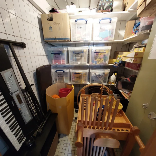 🎲🎨 Rätselzeit im Maison Fasson – wo steckt hier der Spaß?

Auf den ersten Blick wirkt dieser Raum ganz unscheinbar … doch wer hier hineinschaut, entdeckt kleine Schätze: Bastelmaterial, Spiele, Sportgeräte und sogar ein Keyboard. 🎶💛

Hier schlummern Ideen für Regentage, kreative Stunden und fröhliche Abende – ob beim Malen, Musizieren oder Spielen mit der Familie. 🌿✨
Ein Ort, an dem Lachen erlaubt ist, Fantasie wächst und sich ganz schnell ein Gefühl von Zuhause einstellt.

Na, weißt du, wo sich dieser Raum im Maison Fasson versteckt?
Ein Tipp: Man findet ihn dort, wo Ideen lagern und gute Laune nie weit weg ist. 😉

#MaisonFasson #MaisonFassonMomente #FerienhausNordpfalz #NordpfalzErleben #UrlaubMitHerz #HausMitSeele #Rätselzeit #Detailverliebt #Familienurlaub #Freundezeit #SpieleUndSpaß #Kreativzeit #gruppenhaus #ferienwohnung #donnersberg #ruppertsecken #donnersbergkreis #vacation #travel #pfalz #wandern #vintage #nordpfalz #ferienwohnung #fewo #pfälzerhöhenweg #selbstversorgerhaus #donnersbergtouristikverband #donnersbergtouristik #donnersberger_land 
www.maison-fasson.de