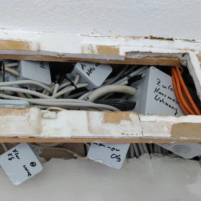 ⚡🔍 Rätselzeit im Maison Fasson – wo versteckt sich das unsichtbare Herz?

Ein Gewirr aus Kabeln, Leitungen und kleinen Verteilerboxen – Handwerkskunst, unverzichtbar für alles, was später leuchtet, wärmt und funktioniert. 💡✨

Dieser kleine Revisionskasten stammt aus der Renovierungsphase, als hinter jeder Wand noch Geschichten aus Draht und Staub lagen.
Heute? Perfekt integriert, tapeziert und gestrichen – ein stiller Held, den kaum jemand bemerkt. 💛

Und doch sorgt er dafür, dass im Maison Fasson überall Licht brennt, Musik spielt und der Tee am Abend warm bleibt. ☕🌿

Na, hättest du erkannt, wo sich dieses kleine Technik-Wunder verbirgt? 😉

#MaisonFasson #MaisonFassonMomente #FerienhausNordpfalz #NordpfalzErleben #UrlaubMitHerz #Rätselzeit #HausMitSeele #RenovierungMitLiebe #Detailverliebt #HinterDenKulissen #HandwerkUndHerz #gruppenhaus #ferienwohnung #donnersberg #ruppertsecken #donnersbergkreis #vacation #travel #pfalz #wandern #vintage #nordpfalz #ferienwohnung #fewo #pfälzerhöhenweg #selbstversorgerhaus #donnersbergtouristikverband #donnersbergtouristik #donnersberger_land 
www.maison-fasson.de