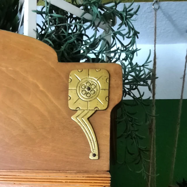 🌿🔍 Rätselzeit im Maison Fasson – wo glänzt hier der Jugendstil?

Ein Hauch von Gold, geschwungene Linien und feine Handwerkskunst – dieses Messingornament stammt von einem ganz besonderen Stück. ✨
Über 100 Jahre alt, elegant und mit Liebe gepflegt, ist es Teil eines vollständigen Schlafzimmers, das seine Gäste heute mit Geschichte und Wärme empfängt. 💛

Im Maison Fasson stehen viele solche Schätze – Möbel, die Zeit überdauert haben und noch immer Geschichten flüstern.
Doch wo im Haus könnte dieses kleine Kunstwerk wohl zu finden sein? 🕵️‍♀️

Ein Tipp: Wer hier schläft, träumt unter Farben, die an einen Garten erinnern … 🌸

#MaisonFasson #MaisonFassonMomente #FerienhausNordpfalz #NordpfalzErleben #UrlaubMitHerz #VintageCharme #HausMitSeele #Rätselzeit #Jugendstil #Detailverliebt #HandwerkUndHerz #AntikeMöbel #gruppenhaus #ferienwohnung #donnersberg #ruppertsecken #donnersbergkreis #vacation #travel #pfalz #wandern #vintage #nordpfalz #ferienwohnung #fewo #pfälzerhöhenweg #selbstversorgerhaus #donnersbergtouristikverband #donnersbergtouristik #donnersberger_land 
www.maison-fasson.de