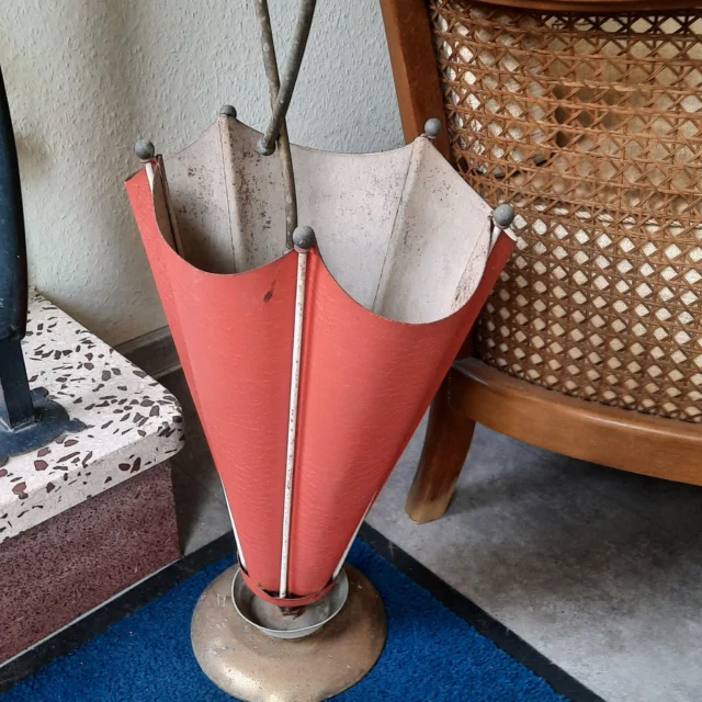 🕵️‍♀️🌂 Rätselzeit im Maison Fasson – wo könnte das wohl sein?

Ein kleines Detail, ein Stück Geschichte – und vielleicht hast du es schon einmal gesehen? 👀✨
Dieser hübsche Fund stammt aus den 1950er Jahren und ist so charmant, dass man ihn glatt übersieht, wenn man zu schnell durchs Haus geht.

Er steht da, wo Gäste ankommen, Schuhe abstreifen, vielleicht schon den ersten Blick ins Haus werfen – und er wartet still auf die nächste Geschichte, die mit ihm beginnt. ☔💛

Weißt du, wo sich dieses Stück im Maison Fasson befindet?
Schreib’s in die Kommentare – und bleib dran, das nächste Rätselbild wartet schon! 🌿🏡

#MaisonFasson #MaisonFassonMomente #FerienhausNordpfalz #NordpfalzErleben #UrlaubMitHerz #VintageCharme #HausMitSeele #Rätselzeit #Detailverliebt #Familienzeit #Freundemomente #EntdeckeMaisonFasson #gruppenhaus #ferienwohnung #donnersberg #ruppertsecken #donnersbergkreis #vacation #travel #pfalz #wandern #vintage #nordpfalz #ferienwohnung #fewo #pfälzerhöhenweg #selbstversorgerhaus #donnersbergtouristikverband #donnersbergtouristik #donnersberger_land