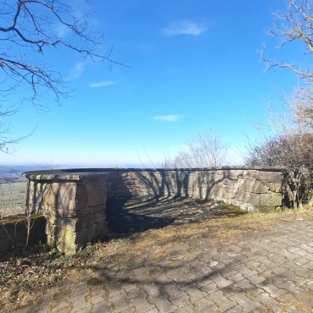 🌄💙 Weite Blicke & Frühlingssonne – oben auf dem Schlossberg

Ein paar Schritte noch – dann öffnet sich der Blick über die Nordpfalz. 🌿✨
Vom alten Burgturm aus breitet sich die Landschaft in sanften Hügeln aus, der Himmel strahlt, und die Sonne taucht alles in dieses besondere, klare Licht, das nur der Frühling hat. ☀️

Ein Weg mit alten Bäumen führt hinauf zur Spitze des Schlossbergs – vorbei am Wasserturm, der fast wirkt wie ein stiller Wächter über das Tal, verwittert und ehrwürdig wie die Burg, die hier einst stand.

Ob man allein hier oben steht oder mit Freunden – dieser Ort macht leise.
Man schaut, atmet tief ein und fühlt sich leicht. 💛

Und unten im Dorf wartet schon das Maison Fasson – ein Ort, an dem man nach solchen Momenten gern ankommt, die Schuhe abstellt, die Sonne durchs Fenster fallen lässt und einfach denkt: So fühlt sich Frühling an. 🏡🌸

Mehr Informationen und Buchungsmöglichkeiten findest du auf 👉 www.maison-fasson.de

#MaisonFasson #Frühlingserwachen #MaisonFassonMomente #FerienhausNordpfalz #NordpfalzErleben #UrlaubMitHerz #HausMitSeele #PfälzerHöhenweg #Ruppertsecken #Frühlingssonne #WeiteUndWärme #gruppenhaus #ferienwohnung #donnersberg #ruppertsecken #donnersbergkreis #vacation #travel #pfalz #wandern #vintage #nordpfalz #ferienwohnung #fewo #pfälzerhöhenweg #selbstversorgerhaus #donnersbergtouristikverband #donnersbergtouristik #donnersberger_land