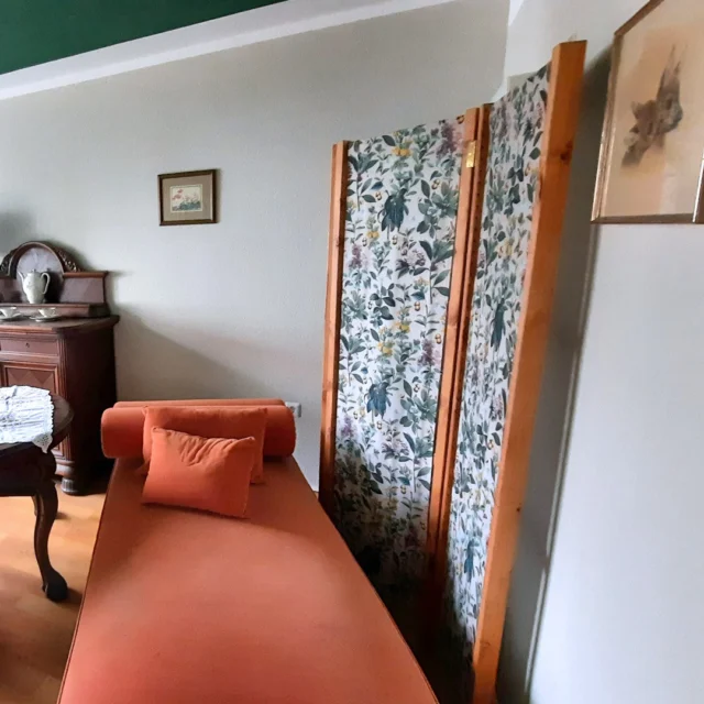 🌸🪞 Das Herzstück des Raumes – die Ottomane im Alpenveilchenzimmer

Ein Raum erzählt Geschichten – und manchmal genügt ein Blick, um sie zu spüren. 💛
Die vintage Ottomane, elegant und gemütlich zugleich, lädt ein, sich niederzulassen, ein Buch zu öffnen oder einfach die Sonne durchs Fenster zu genießen.

Dahinter steht der Paravent, den Dorit selbst gebaut und mit einem Stoff bezogen hat, der sich auch an den Vorhängen wiederfindet – ein feines Spiel aus Farben und Formen, das dem Raum Harmonie verleiht. 🌿✨

Hier zeigt sich, was das Maison Fasson so besonders macht:
Jedes Detail wurde mit Liebe gestaltet, jedes Stück erzählt eine kleine Geschichte – von Handwerk, Stilgefühl und der Freude am Schönen.

Das Alpenveilchenzimmer ist längst zu einem Lieblingsort geworden – für Gäste, die Ruhe, Charme und eine Prise Nostalgie suchen. 🏡🌸

Mehr Infos & Buchung: 👉 www.maison-fasson.de

#MaisonFasson #Alpenveilchenzimmer #MaisonFassonMomente #FerienhausNordpfalz #NordpfalzErleben #UrlaubMitHerz #HausMitSeele #VintageCharme #RenovierungMitLiebe #Ruppertsecken #Wohlfühlort #HandwerkUndHerz #gruppenhaus #ferienwohnung #donnersberg #ruppertsecken #donnersbergkreis #vacation #travel #pfalz #wandern #vintage #nordpfalz #ferienwohnung #fewo #pfälzerhöhenweg #selbstversorgerhaus #donnersbergtouristikverband #donnersbergtouristik #donnersberger_land