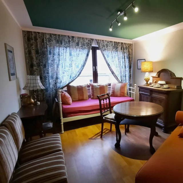 🌸✨ Ein Raum voller Harmonie – das Alpenveilchenzimmer in seiner ganzen Schönheit

Das Licht fällt weich durch die Vorhänge, auf den Stoffen schimmern die Farben des Frühlings – sanftes Grün, warmes Beige, ein Hauch von Rosa. 💛
Aus jedem Blickwinkel erzählt das Alpenveilchenzimmer von Ruhe, Geborgenheit und der Freude am liebevollen Detail.

Hier trifft Vintage-Charme auf behaglichen Komfort: handverlesene Möbel, feine Stoffe, zarte Deko – alles fügt sich zu einem Raum, in dem man gern verweilt. 🌿🕯️

Ob für gemeinsame Stunden mit Freunden, einen ruhigen Nachmittag mit einem Buch oder ein Glas Wein bei Kerzenschein – das Alpenveilchenzimmer ist ein Ort zum Ankommen, Loslassen und Genießen.

Ein weiterer Lieblingsplatz im Maison Fasson, wo Handwerk, Herz und Heimat eine wunderbare Verbindung eingehen. 🏡✨

Mehr Infos & Buchung unter 👉 www.maison-fasson.de

#MaisonFasson #Alpenveilchenzimmer #MaisonFassonMomente #FerienhausNordpfalz #NordpfalzErleben #UrlaubMitHerz #HausMitSeele #VintageCharme #Ruppertsecken #Frühlingsgefühle #RenovierungMitLiebe #Wohlfühlort #gruppenhaus #ferienwohnung #donnersberg #ruppertsecken #donnersbergkreis #vacation #travel #pfalz #wandern #vintage #nordpfalz #ferienwohnung #fewo #pfälzerhöhenweg #selbstversorgerhaus #donnersbergtouristikverband #donnersbergtouristik #donnersberger_land