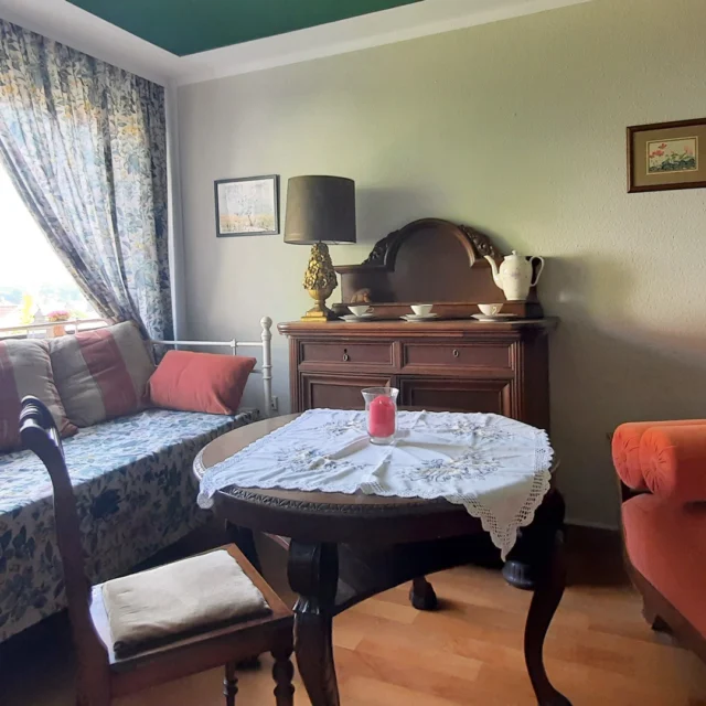 🌸🏡 Vom Raum zum Rückzugsort – das Alpenveilchenzimmer erblüht

Manchmal genügt ein Blick, um zu sehen, wie viel Liebe in einem Raum steckt. 💛
Zuerst schlicht und ruhig – nur Möbel und frische Farbe.
Dann plötzlich warm, lebendig, voller Leben: Vorhänge, Lampen, Kissen und feine Vintage-Details. ✨

Das Alpenveilchenzimmer hat sich verwandelt – von einem leeren Raum in einen Ort zum Wohlfühlen.
Hier trifft das zarte Grün der Decke auf sanftes Beige und die Farben der Alpenveilchen.
Ein Raum, der Ruhe schenkt, aber auch Geschichten einlädt – zum Lesen, Plaudern, Spielen oder einfach für einen stillen Moment auf dem Sofa. 🌿

Im Maison Fasson entstehen solche Räume mit Herz, Geduld und einem Gespür für Schönheit.
Und genau deshalb fühlen sich Gäste hier so wohl – weil alles mit Liebe gestaltet wurde. 🕯️🌸

Mehr Infos und Buchungsmöglichkeiten: 👉 www.maison-fasson.de

#MaisonFasson #Alpenveilchenzimmer #MaisonFassonMomente #FerienhausNordpfalz #NordpfalzErleben #UrlaubMitHerz #HausMitSeele #VintageCharme #RenovierungMitLiebe #Ruppertsecken #VorherNachher #HandwerkUndHerz #gruppenhaus #ferienwohnung #donnersberg #ruppertsecken #donnersbergkreis #vacation #travel #pfalz #wandern #vintage #nordpfalz #ferienwohnung #fewo #pfälzerhöhenweg #selbstversorgerhaus #donnersbergtouristikverband #donnersbergtouristik #donnersberger_land