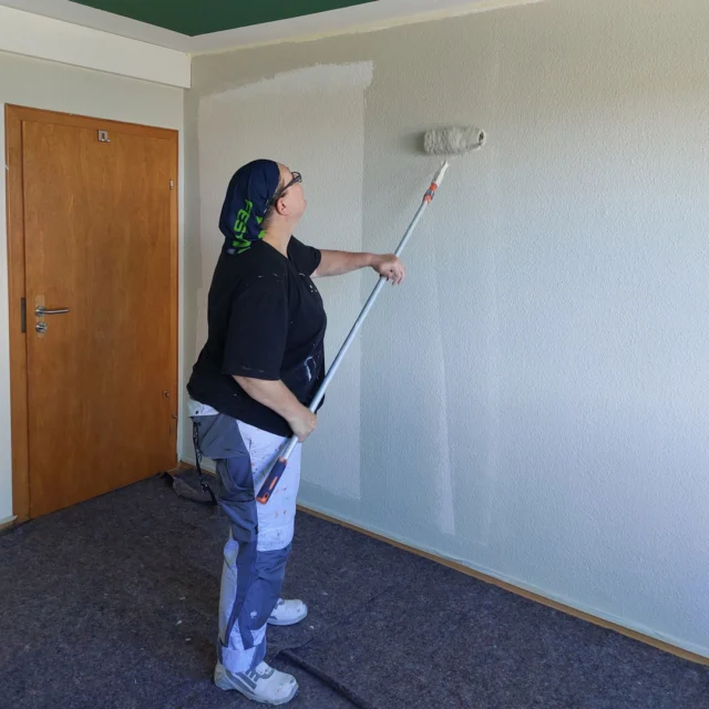 🤍🌸 Mit Ruhe und Liebe zum Detail – Dorit verleiht dem Raum Seele

Schicht für Schicht verwandelt sich das Alpenveilchenzimmer.
Mit ruhiger Hand und einem feinen Blick für Farbe streicht Dorit die Wände in ein warmes Beige – ein Ton, der an Licht, Sand und die ersten Frühlingsstrahlen erinnert. ☀️✨

Jeder Pinselstrich ist Teil einer Geschichte: von Geduld, Handwerk und der Freude daran, Räume lebendig zu machen.
Man spürt es – dieser Raum soll Ruhe schenken, Geborgenheit, vielleicht auch ein kleines Stück Leichtigkeit nach langen Tagen. 🌿💛

Heute, über ein Jahr später, sitzen hier Gäste mit einem Buch, Freunden oder einem Glas Wein.
Und überall im Maison Fasson spürt man: Diese Wände wurden mit Herz gestrichen – und das bleibt. 🏡🌸

#MaisonFasson #Alpenveilchenzimmer #MaisonFassonMomente #FerienhausNordpfalz #NordpfalzErleben #UrlaubMitHerz #RenovierungMitLiebe #HausMitSeele #VintageCharme #Ruppertsecken #HandwerkUndHerz #FarbenMitGefühl #gruppenhaus #ferienwohnung #donnersberg #ruppertsecken #donnersbergkreis #vacation #travel #pfalz #wandern #vintage #nordpfalz #ferienwohnung #fewo #pfälzerhöhenweg #selbstversorgerhaus #donnersbergtouristikverband #donnersbergtouristik #donnersberger_land