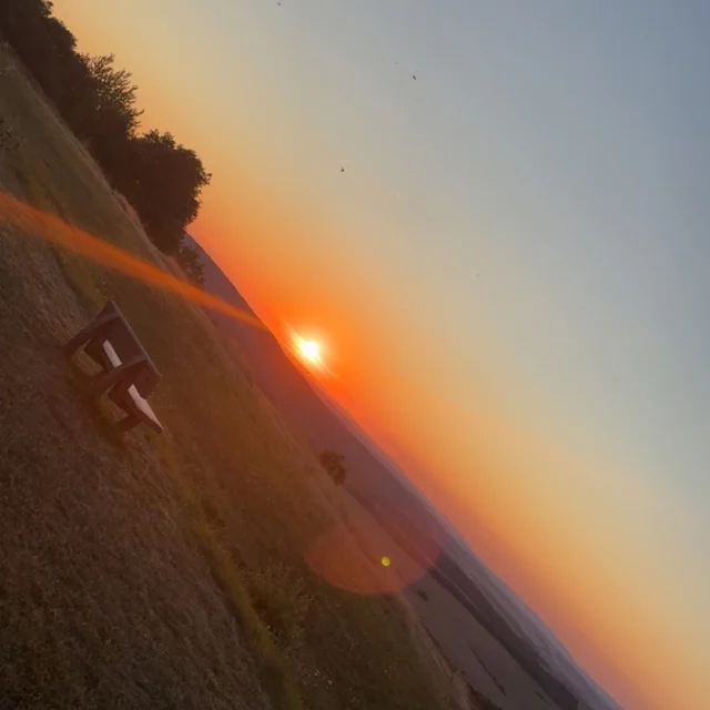🌅🌿 Ankommen – ein Abend in der Nordpfalz

Die Sonne versinkt langsam hinter den Hügeln, taucht alles in goldenes Licht. 💛
Im Vordergrund steht eine Bank – einfach, schön, genau richtig für diesen Moment nach der Wanderung.

Man setzt sich, atmet tief ein und spürt dieses leise Glück:
Den ganzen Tag draußen gewesen, gelacht, gestaunt – und jetzt nur noch Stille, Licht und Frieden. ✨

So fühlt sich Ruppertsecken an, so fühlt sich ein Abend im Maison Fasson an.
Ein Ort, an dem man ankommt – nicht nur körperlich, sondern auch im Herzen. 🏡🌸

Und morgen? Vielleicht wartet schon der nächste Weg, das nächste Lächeln, das nächste kleine Abenteuer. 🌿☀️

Mehr Infos & Buchung unter 👉 www.maison-fasson.de

#MaisonFasson #MaisonFassonMomente #FerienhausNordpfalz #NordpfalzErleben #UrlaubMitHerz #HausMitSeele #PfälzerHöhenweg #Ruppertsecken #Wanderlust #Sonnenuntergang #AnkommenUndWohlfühlen #Auszeit #gruppenhaus #ferienwohnung #donnersberg #ruppertsecken #donnersbergkreis #vacation #travel #pfalz #wandern #vintage #nordpfalz #ferienwohnung #fewo #pfälzerhöhenweg #selbstversorgerhaus #donnersbergtouristikverband #donnersbergtouristik #donnersberger_land