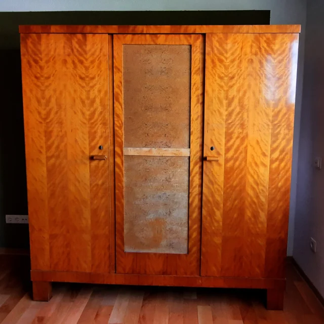 🌿✨ Ein Schatz aus Holz – der Kleiderschrank im Pfaffenhütchenzimmer

Manchmal genügt ein Möbelstück, um einem Raum Seele zu geben.
Dieser Kleiderschrank aus den 1930er Jahren ist so ein Stück – gefertigt mit Einlagen aus edlem Vogelaugen-Ahorn-Holz, dessen goldgelber Schimmer im Licht des Zimmers warm aufleuchtet. 💛

Seine feine Maserung und die sanft geschwungenen Linien passen perfekt zu den Grün- und Pinktönen des Pfaffenhütchenzimmers – elegant, natürlich, zeitlos schön. 🌸

So wie viele Möbel im Maison Fasson hat auch dieser Schrank eine Geschichte.
Er wurde bewahrt, gepflegt und liebevoll in dieses neue Zuhause integriert – ein Stück Vergangenheit, das den Raum mit Charakter erfüllt.

Hier wird Wohnen zu einem Gefühl – warm, authentisch und ein kleines bisschen märchenhaft. 🏡🌿

Mehr Infos & Buchung 👉 www.maison-fasson.de

#MaisonFasson #Pfaffenhütchenzimmer #MaisonFassonMomente #FerienhausNordpfalz #NordpfalzErleben #UrlaubMitHerz #VintageCharme #HausMitSeele #Ruppertsecken #RenovierungMitLiebe #VogelaugenAhorn #AntikeMöbel #gruppenhaus #ferienwohnung #donnersberg #ruppertsecken #donnersbergkreis #vacation #travel #pfalz #wandern #vintage #nordpfalz #ferienwohnung #fewo #pfälzerhöhenweg #selbstversorgerhaus #donnersbergtouristikverband #donnersbergtouristik #donnersberger_land