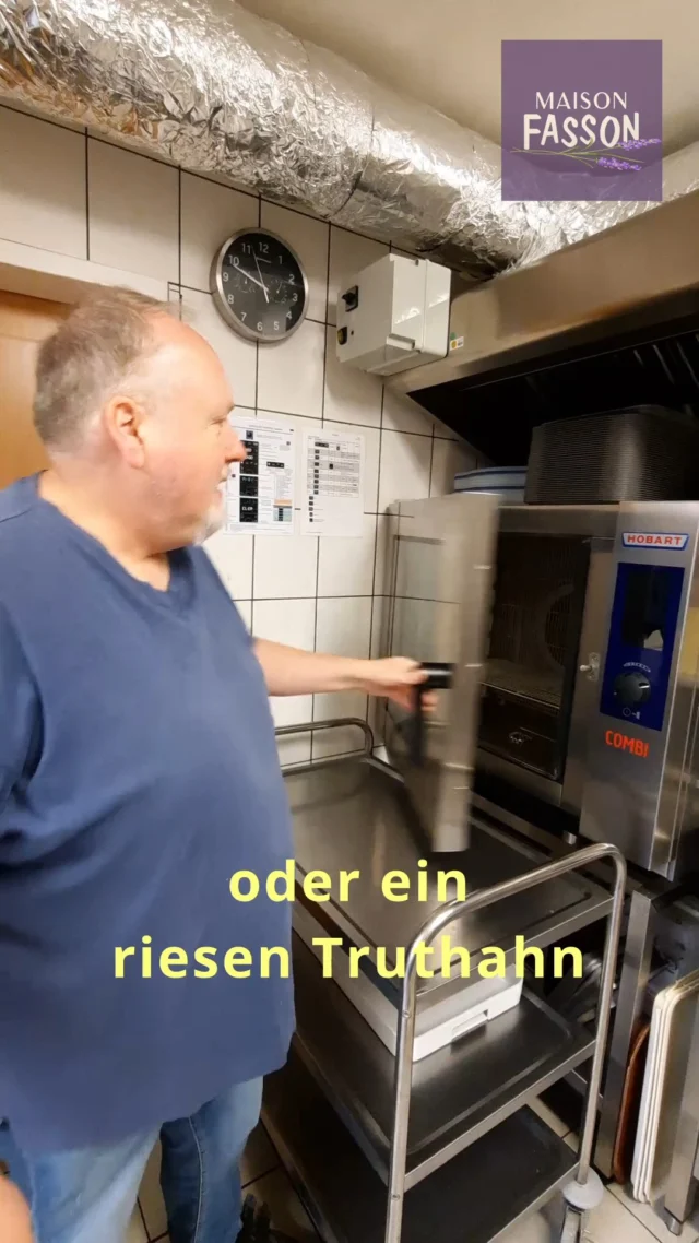 Die Küche im Maison Fasson
Hier wird gekocht, gelacht und gemeinsam genossen. 🍲✨
Thomas zeigt uns die Profiküche des Maison Fasson – mit allem, was das Herz von Hobbyköchinnen und Genießergruppen höherschlagen lässt.
Vom ersten Kaffee am Morgen bis zum Festmahl am Abend:
Hier wird Gemeinschaft zum Geschmackserlebnis. 👨‍🍳💛

#MaisonFasson #Nordpfalz #GemeinsamKochen #Profiküche #UrlaubMitFreunden #Familienurlaub #Gruppenhaus #Pfalzliebe #KochenMitLeidenschaft #FerienhausDeutschland #ZuhauseAufZeit #genussmomente 

Musik: Bensound