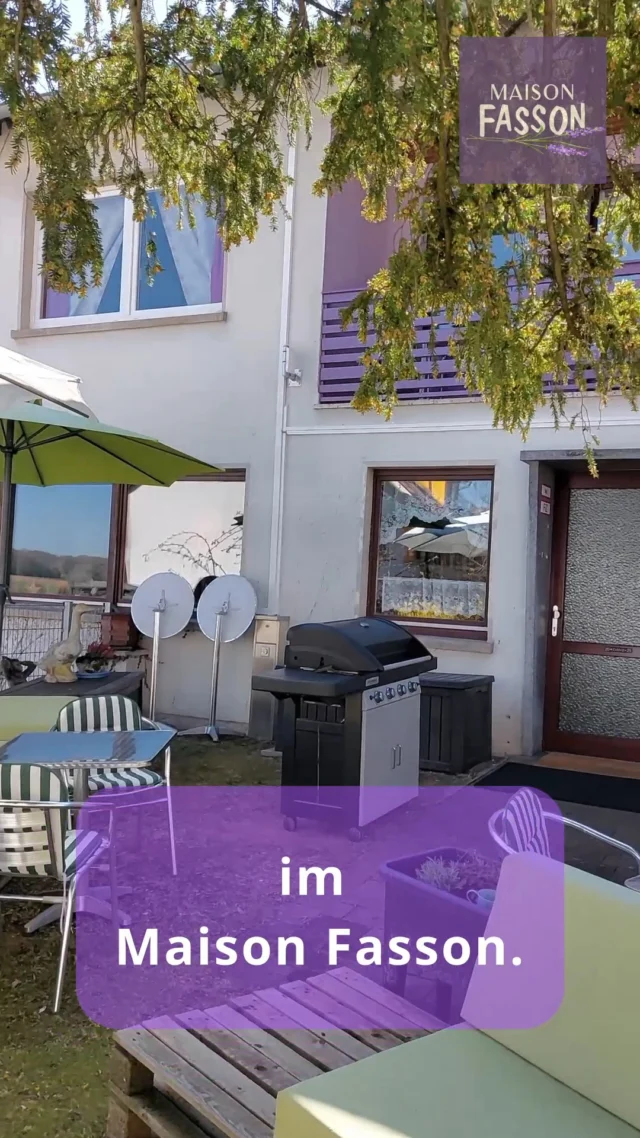 Sonne im Gesicht, Farben im Blick. ☀️🌸
Ein Schwenk durch den Hof des Maison Fasson: blühende Pflanzen, bunte Sonnenschirme und die Lounge – bereit für lange Gespräche und entspannte Stunden.

Der Frühling ist angekommen.
Und mit ihm dieses besondere Gefühl von Leichtigkeit. 🌿🏡

#MaisonFasson #Nordpfalz #FrühlingImMaisonFasson #Pfalzliebe #Frühlingssonne #Hofleben #AuszeitInDerNatur #UrlaubMitFreunden #Familienurlaub #FerienhausMitCharme #ZuhauseAufZeit #FrühlingErleben 🌸
Musik: Bensound