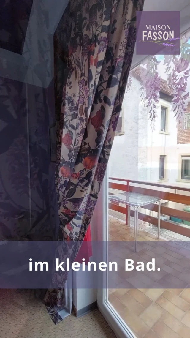 Sanft wie ein Frühlingsmorgen unter blühendem Blauregen. 💜
Thomas zeigt uns das Wisteria-Zimmer – ein Doppelzimmer in zarten Blau- und Violetttönen, eingerichtet mit echten Vintage-Möbeln.
Ein Ort zum Abschalten, Träumen und einfach Sein. 🌿✨
Maison Fasson – wo jedes Zimmer seine eigene Geschichte erzählt.

#MaisonFasson #WisteriaZimmer #Nordpfalz #VintageCharme #Blauregen #FerienhausMitStil #Pfalzliebe #ZuhauseAufZeit #UrlaubMitFreunden #Familienurlaub #AuszeitInDerNatur #GemeinschaftErleben #träumenerlaubt 
Musik: Bensound