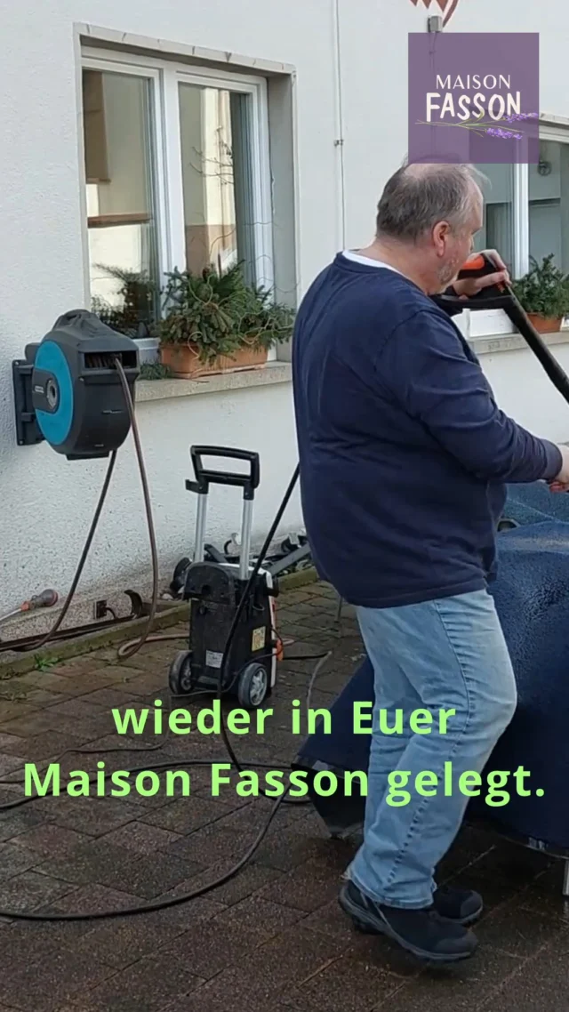 Der Frühling kann kommen! 🌿☀️
Thomas bringt mit dem Hochdruckreiniger die Gartentische und Stühle wieder zum Strahlen – bereit für sonnige Stunden, lange Gespräche und gemeinsame Momente im Hof.

Denn im Maison Fasson beginnt die Vorfreude auf den Frühling schon bei den Vorbereitungen. 🌸🏡

#MaisonFasson #FrühlingImMaisonFasson #Nordpfalz #Frühlingsvorbereitungen #Pfalzliebe #Hofleben #AuszeitInDerNatur #UrlaubMitFreunden #Familienurlaub #GemeinschaftErleben #FerienhausMitCharme #FrühlingErleben 🌿

Musik: Bensound