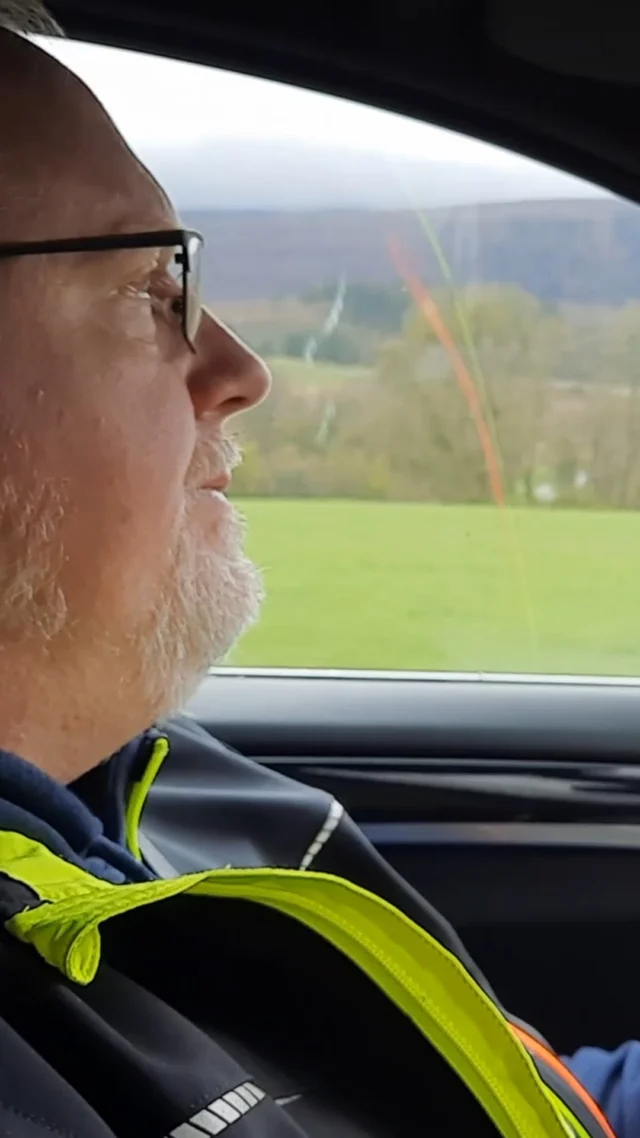 Manche Geschichten beginnen auf der Straße. 🚐✨
Eine kleine Erinnerung: Thomas und Dorit unterwegs, um besondere Möbelstücke für das Maison Fasson abzuholen.

Mit viel Liebe ausgesucht, mit Freude nach Hause gebracht – und heute Teil eines Ortes voller Charakter und Geschichten. 🏡💛

#MaisonFasson #Nordpfalz #VintageMöbel #MitLiebeEingerichtet #Pfalzliebe #FerienhausMitCharme #ZuhauseAufZeit #GemeinschaftErleben #UrlaubMitFreunden #Familienurlaub #FrühlingImMaisonFasson #GeschichtenDieBleiben ✨
Musik: Bensound