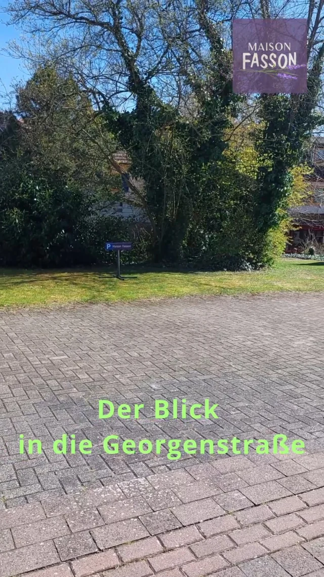 Eine kleine Straße, ein ruhiger Moment, Frühlingssonne vom blauen Himmel. ☀️🌿
Der Blick wandert vorbei am Garten, dem Parkplatz und der kleinen Kirche – bis am Ende der Straße das Maison Fasson erscheint.

Ein Ort, der nicht laut sein muss, um besonders zu sein.
Manchmal beginnt das Ankommen schon auf dem Weg dorthin. 🏡✨

#MaisonFasson #Nordpfalz #FrühlingImMaisonFasson #Ruppertsecken #Pfalzliebe #Dorfidylle #AnkommenUndWohlfühlen #AuszeitInDerNatur #UrlaubMitFreunden #Familienurlaub #FerienhausMitCharme #ZuhauseAufZeit 🌿☀️
Musik: Bensound