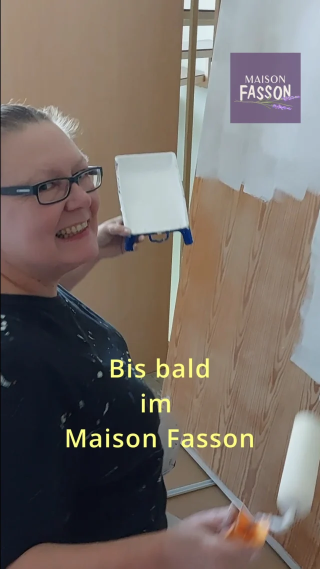 Ein bisschen Farbe, gute Musik – und ganz viel Herz. 🎶🎨
Dorit vom Maison Fasson streicht Türen, tanzt zur Musik und zeigt: Hier steckt in jedem Detail Freude und Persönlichkeit.

Heute ist alles längst fertig – das Haus, die Türen und die vielen liebevollen Ecken.
Jetzt fehlt nur noch ihr. 🏡✨

Gruppenhaus und Ferienwohnungen können gebucht werden.
Mehr Infos: www.maison-fasson.de

#MaisonFasson #Nordpfalz #MitLiebeGemacht #Pfalzliebe #FerienhausMitCharme #UrlaubMitFreunden #Familienurlaub #Gruppenhaus #AuszeitInDerNatur #ZuhauseAufZeit #GemeinschaftErleben #UrlaubInDerPfalz 🎶🏡🌿
Musik: Bensound