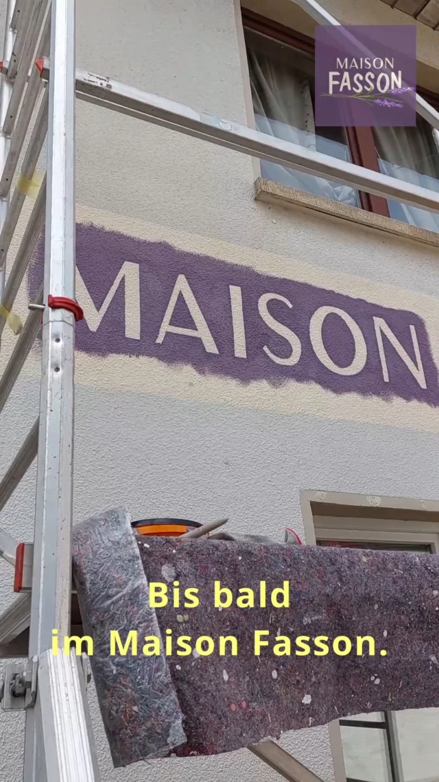 Ein besonderer Moment: Das Maison Fasson bekommt sein Gesicht. 🎨🏡
Dorit steht auf dem Gerüst, löst vorsichtig die Schablonen – und Stück für Stück erscheint das Logo an der Fassade.

Mit viel Liebe zum Detail gestaltet, von Hand gemacht und heute ein Zeichen für einen Ort voller Geschichten, Begegnungen und gemeinsamer Zeit. ✨

Das Maison Fasson mit Gruppenhaus und Ferienwohnungen kann gebucht werden.
Mehr Infos: www.maison-fasson.de

#MaisonFasson #Nordpfalz #MaisonFassonLogo #MitLiebeGemacht #Pfalzliebe #FerienhausMitCharme #Gruppenhaus #UrlaubMitFreunden #Familienurlaub #AuszeitInDerNatur #ZuhauseAufZeit #UrlaubInDerPfalz 🎨🏡🌿
Musik: Bensound