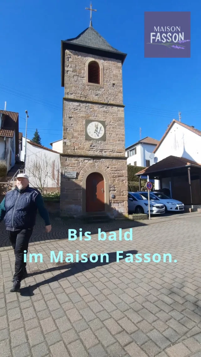 Ein ruhiger Spaziergang durchs Dorf. 🌿
Thomas ist unterwegs – nur ein paar Schritte vom Maison Fasson entfernt steht der alte Glockenturm.

Im Eingang verbirgt sich ein kleines Guckkastenmuseum.
Ein Blick hinein lohnt sich immer, denn hier gibt es regelmäßig etwas Neues und Überraschendes zu entdecken. 🔎✨

Ein charmantes Detail des Dorflebens rund um das Maison Fasson. 🏡

Das Maison Fasson mit Gruppenhaus und Ferienwohnungen kann gebucht werden.
Mehr Infos: www.maison-fasson.de

#MaisonFasson #Nordpfalz #Ruppertsecken #Dorfleben #Glockenturm #KleinesMuseum #Pfalzliebe #AuszeitInDerNatur #UrlaubMitFreunden #Familienurlaub #FerienhausMitCharme #Sonntagsmoment 🌿🏡✨
Musik: Bensound