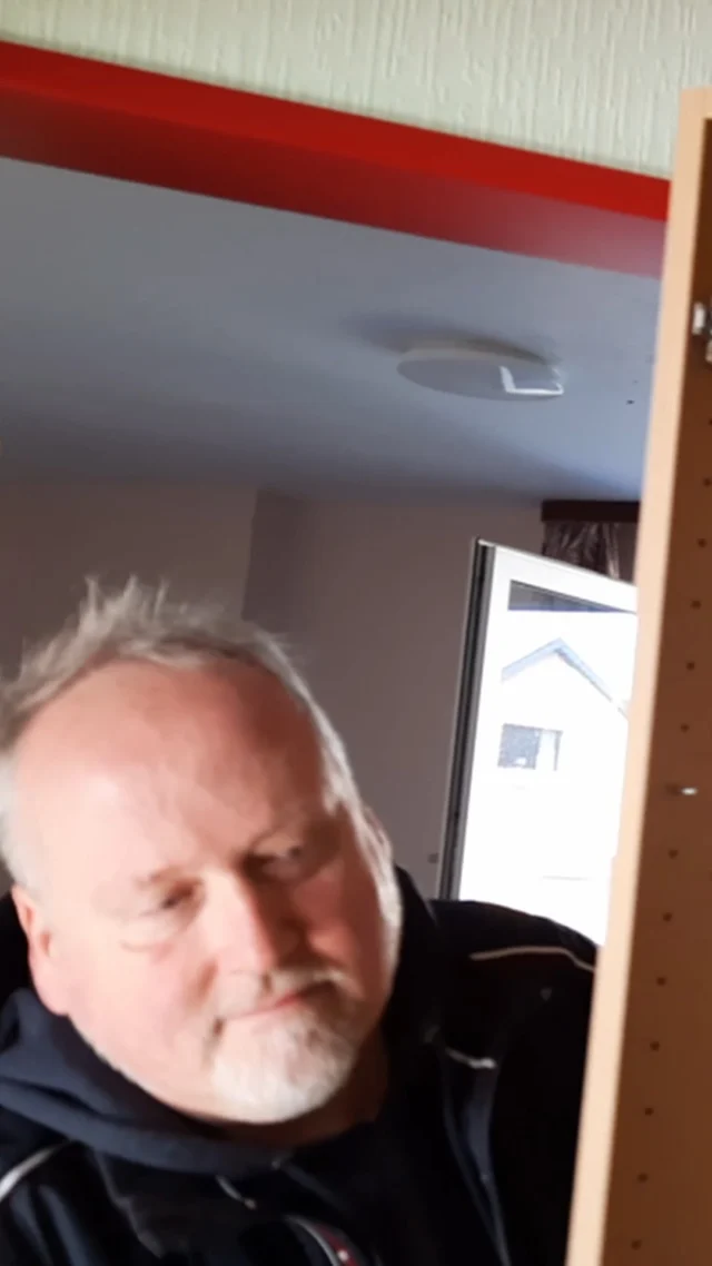 Eine kleine Wette im Maison Fasson. 😄
Thomas ist überzeugt: Der Schrank passt durch den Türrahmen. Dorit ist sich da nicht so sicher…

Also wird ausprobiert – der Kleiderschrank auf Rollen wird vorsichtig Richtung Tür gerollt.
Wird es klappen? 👀

Manchmal entstehen die besten Geschichten genau bei solchen Momenten. 🏡✨

Das Maison Fasson mit Gruppenhaus und Ferienwohnungen kann gebucht werden.
Mehr Infos: www.maison-fasson.de

#MaisonFasson #Nordpfalz #AlltagImMaisonFasson #MitHumor #Pfalzliebe #BehindTheScenes #FerienhausMitCharme #Gruppenhaus #UrlaubMitFreunden #Familienurlaub #ZuhauseAufZeit #UrlaubInDerPfalz 😄🏡