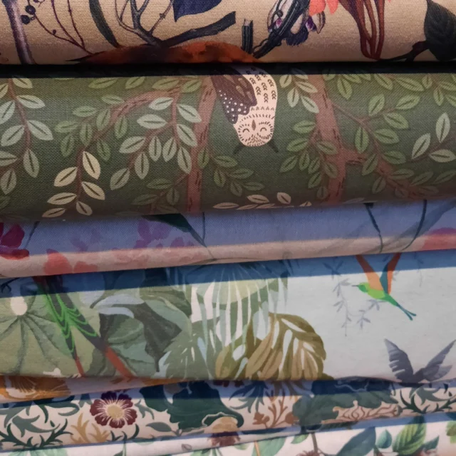 Es sind oft die kleinen Details, die einem Haus seine Seele schenken. 🌿✨

Dieses Karussell nimmt euch mit zu einem ganz besonderen Teil unseres Maison Fasson: den Stoffen, Farben und Mustern, die unsere Räume so gemütlich und einzigartig machen.

Jedes Muster wurde mit viel Liebe ausgewählt – passend zum Vintage-Stil des Hauses und natürlich ganz besonders für unser Fingerhut-Zimmer.
Hier geht es nicht nur um Stoff, sondern um Atmosphäre. Um das Gefühl von Wärme, Geborgenheit und diesem kleinen „Hier möchte ich bleiben“-Moment. 💜

Und dann kommt Dorit ins Spiel.
Mit geschickten Händen, viel Geduld und einem Blick fürs Detail hat sie alle Vorhänge im Haus selbst genäht. 🪡
Jeder einzelne Stoff erzählt damit nicht nur eine Designgeschichte, sondern auch eine ganz persönliche Geschichte von Herzblut und Liebe zum Haus.

Zu sehen, wie Dorit den Vorhang aufhängt, ist fast wie der letzte liebevolle Handgriff, bevor ein Zimmer seine Gäste willkommen heißt.
Plötzlich wird aus einem Raum ein Zuhause auf Zeit.
Ein Ort, an dem morgens das Licht sanft durch die Stoffe fällt und abends Gemütlichkeit einkehrt.

Genau diese handgemachten Details machen das Maison Fasson zu dem, was es ist: ein Haus mit Seele, Vintage-Charme und ganz viel Persönlichkeit. 🏡✨

Das Maison Fasson ist bereits geöffnet und buchbar – und vielleicht verbringt ihr euren nächsten Aufenthalt genau hinter diesen liebevoll selbst genähten Vorhängen.

Mehr Infos auf www.maison-fasson.de

#MaisonFasson #MaisonFassonMomente #Fingerhutzimmer #VintageCharme #HausMitSeele #SelbstGenäht #HandgemachtMitLiebe #Vorhänge #DekoMitHerz #FerienhausNordpfalz #UrlaubMitHerz #ZuhauseAufZeit #Ruppertsecken