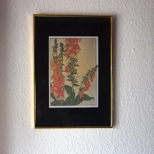 Manche Räume erzählen ihre Geschichte nicht nur durch Farben und Möbel, sondern auch durch die kleinen Details, die ihnen ihren ganz eigenen Charakter verleihen. 🌿✨

Im Fingerhut-Zimmer ist es dieser besondere Druck der Fingerhutpflanze, der sofort ins Auge fällt und dem Raum seinen Namen auf ganz liebevolle Weise widerspiegelt. 💜

Zart und gleichzeitig ausdrucksstark fügt sich das Motiv in die warmen rotvioletten Farbtöne des Zimmers ein – fast so, als wäre es schon immer genau für diesen Platz bestimmt gewesen.
Ein stiller Blickfang, der Ruhe ausstrahlt und die Natur ein Stück weit ins Haus holt.

Wir lieben solche Details im Maison Fasson besonders, denn sie machen aus einem schönen Zimmer einen Ort mit Persönlichkeit.
Ein Raum, der nicht nur eingerichtet ist, sondern eine kleine Geschichte erzählt – vom Namen, von der Inspiration und von der Atmosphäre, die man spürt, sobald man eintritt.

Vielleicht entdeckt ihr bei eurem nächsten Aufenthalt im Maison Fasson noch viele weitere liebevolle Details, die jedes Zimmer zu einem kleinen Zuhause auf Zeit machen. 🏡✨

Das Haus ist bereits geöffnet und kann gebucht werden – das Fingerhut-Zimmer freut sich schon auf seine nächsten Gäste.

Mehr Infos auf www.maison-fasson.de

#MaisonFasson #MaisonFassonMomente #Fingerhutzimmer #VintageCharme #HausMitSeele #LiebeZumDetail #Fingerhut #ZimmerMitGeschichte #FerienhausNordpfalz #UrlaubMitHerz #ZuhauseAufZeit #Ruppertsecken