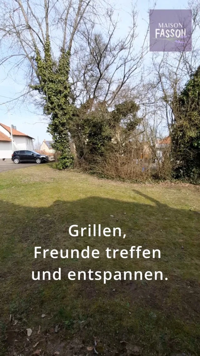 Noch ist es Frühling im Garten des Maison Fasson – und doch ist alles bereit. 🌿☀️
Ein Blick über das Gelände: das große Zelt, gedeckte Tische, Stühle, die nur darauf warten, dass ihr Platz nehmt.

Stell dir vor, wie hier im Sommer gelacht wird, gemeinsam gegrillt wird und lange Abende unter freiem Himmel entstehen. 🍷🔥
Genau solche Momente warten im Maison Fasson auf euch. 🏡✨

Das Maison Fasson mit Gruppenhaus und Ferienwohnungen kann gebucht werden.
Mehr Infos: www.maison-fasson.de

#MaisonFasson #Nordpfalz #Gartenmomente #Sommergefühle #Pfalzliebe #UrlaubMitFreunden #Familienurlaub #Grillabende #AuszeitInDerNatur #FerienhausMitCharme #ZuhauseAufZeit #GemeinschaftErleben 🌿☀️🔥🏡
Musik: Maison Fasson