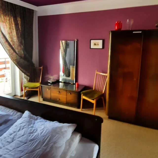 Manchmal öffnet sich eine Tür – und man spürt sofort: Hier möchte ich bleiben. 💜🏡

Unser Fingerhut-Zimmer ist nun fertig und strahlt in warmen rotvioletten Farbtönen, die Geborgenheit, Ruhe und einen Hauch von Romantik in den Raum bringen.
Eine Farbe, die umarmt, ohne laut zu sein – wie gemacht für Momente des Ankommens.

Die Vintage-Möbel erzählen mit ihrer Ausstrahlung von vergangenen Zeiten und bringen genau diesen besonderen Charme mit, den wir im Maison Fasson so lieben.
Nicht perfekt geschniegelt, sondern voller Charakter, Seele und Geschichte. ✨

Ein ganz besonderes Lieblingsstück ist der wunderschöne Schminktisch mit seinem großen Spiegel.
Ein Ort für die kleinen ruhigen Momente am Morgen, wenn das erste Licht ins Zimmer fällt, oder am Abend, wenn der Tag langsam ausklingt.
Hier stellt man vielleicht eine Tasse Kaffee ab, richtet sich für einen Ausflug in die Nordpfalz oder genießt einfach einen stillen Augenblick nur für sich.

Genau solche Räume möchten wir im Maison Fasson schaffen:
Zimmer mit Atmosphäre, Vintage-Liebe und dem Gefühl, ein kleines Stück Zuhause auf Zeit gefunden zu haben. 🌿

Das Fingerhut-Zimmer wartet bereits auf seine nächsten Gäste und kann zusammen mit eurem Aufenthalt im Maison Fasson gebucht werden.
Vielleicht beginnt genau hier eure nächste kleine Auszeit. ✨

Mehr Infos auf www.maison-fasson.de

#MaisonFasson #MaisonFassonMomente #Fingerhutzimmer #VintageCharme #HausMitSeele #FerienhausNordpfalz #UrlaubMitHerz #Ruppertsecken #ZimmerMitGeschichte #VintageMöbel #Schminktisch #ZuhauseAufZeit #Auszeit#gruppenhaus #ferienwohnung #donnersberg #ruppertsecken #donnersbergkreis #vacation #travel #pfalz #wandern #vintage #nordpfalz #ferienwohnung #fewo #pfälzerhöhenweg #selbstversorgerhaus #donnersbergtouristikverband #donnersbergtouristik #donnersberger_land