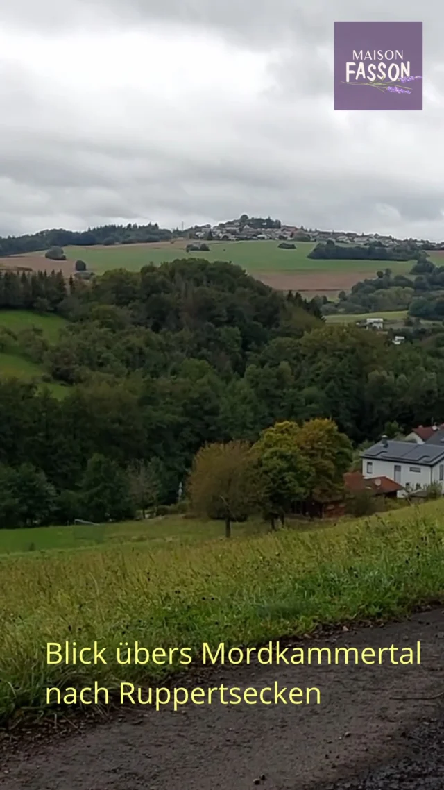 Die Wanderung liegt hinter Euch, die Natur um Euch herum wird still. 🌿🥾
Ein Blick über das Mordkammertal – und dort drüben, auf der nächsten Anhöhe: Ruppertsecken.

Genau dort wartet das Maison Fasson auf euch. 🏡✨
Nur noch ein kurzer Weg – und Ihr seid angekommen.

Ankommen, durchatmen, bleiben. ☀️💛

Das Maison Fasson mit Gruppenhaus und Ferienwohnungen kann gebucht werden.
Mehr Infos: www.maison-fasson.de

#MaisonFasson #Nordpfalz #Mordkammertal #Ruppertsecken #Wanderlust #Pfalzliebe #AnkommenUndWohlfühlen #AuszeitInDerNatur #UrlaubMitFreunden #Familienurlaub #FerienhausMitCharme #ZuhauseAufZeit 🥾🌿🏡✨
Musik: Bensound