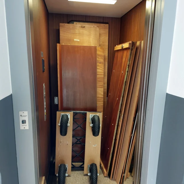 Manchmal sind es genau diese Momente, die den Zauber eines Hauses ausmachen. ✨

Neue Lieblingsstücke ziehen ein – noch nicht an ihrem Platz, noch mitten auf dem Weg, vorsichtig ins Fingerhut-Zimmer getragen.
Ein bisschen wie bei einem kleinen Umzug ins Glück.

Jedes Möbelstück, das im Maison Fasson einzieht, wurde mit viel Liebe ausgewählt.
Alle unsere Möbel sind Vintage – Stücke mit Charakter, Charme und einer eigenen Geschichte. 🌿

Wir lieben genau das: keine Einrichtung von der Stange, sondern Räume mit Seele.
Möbel, die schon etwas erlebt haben und nun Teil neuer Erinnerungen werden dürfen.

Während die Stücke langsam ihren Weg ins Zimmer finden, kann man bereits erahnen, wie gemütlich es hier bald sein wird: warme Farben, liebevolle Details und dieser ganz besondere Vintage-Charme, der das Maison Fasson so besonders macht. 🏡

Das Haus ist bereits geöffnet und kann gebucht werden – und mit jedem neuen Raum wächst ein weiterer Ort zum Wohlfühlen, Ankommen und Bleiben.

Vielleicht steht euer nächster Aufenthalt schon bald genau hier – im Fingerhut-Zimmer, zwischen besonderen Möbelstücken und im Gefühl zuhause zu sein. ✨

Mehr Infos auf www.maison-fasson.de

#MaisonFasson #MaisonFassonMomente #Fingerhutzimmer #VintageCharme #HausMitSeele #FerienhausNordpfalz #UrlaubMitHerz #Ruppertsecken #VintageMöbel #ZimmerMitGeschichte #ZuhauseAufZeit #Auszeit #gruppenhaus #ferienwohnung #donnersberg #ruppertsecken #donnersbergkreis #vacation #travel #pfalz #wandern #vintage #nordpfalz #ferienwohnung #fewo #pfälzerhöhenweg #selbstversorgerhaus #donnersbergtouristikverband #donnersbergtouristik #donnersberger_land