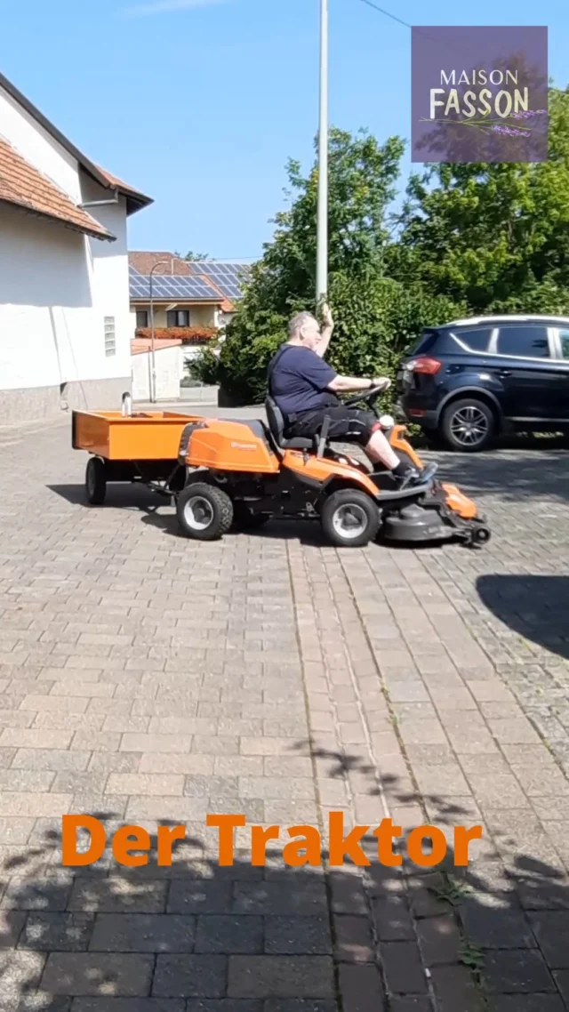 Gerade noch im Schnee unterwegs – und jetzt mitten im Sommer. 🚜☀️
Thomas ist wieder auf seinem Rasentraktor unterwegs, diesmal für kleine Transporte und zum Rasenmähen rund ums Maison Fasson.

Ob Winter oder Sommer: Ein bisschen Traktorfahren gehört hier einfach dazu. 😄🌿
Und genau diese kleinen, echten Momente machen euren Aufenthalt besonders. 🏡✨

Das Maison Fasson mit Gruppenhaus und Ferienwohnungen kann gebucht werden.
Mehr Infos: www.maison-fasson.de

#MaisonFasson #Nordpfalz #SommerImMaisonFasson #TraktorLiebe #VomWinterZumSommer #Pfalzliebe #Gartenarbeit #AuszeitInDerNatur #urlaubMitFreunden #Familienurlaub #FerienhausMitCharme #ZuhauseAufZeit 🚜☀️🌿🏡
Musik: Maison Fasson