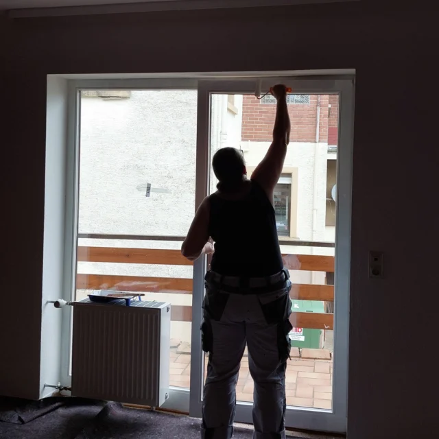 🌿🎨 Mit Herz und Hand – die ersten Schritte zum Fingerhutzimmer

Jeder Lieblingsort beginnt einmal ganz leise – mit einer Idee, etwas Farbe und ganz viel Herz. ✨
In unserem heutigen Karussell begleiten wir Dorit bei den ersten Schritten der Renovierung des Fingerhutzimmers.

Mit viel Liebe zum Detail tapeziert sie die Wände, streicht das Fenster und schenkt dem Raum nach und nach eine ganz neue Seele. 🪟🌸
Es sind genau diese Momente, die das Maison Fasson ausmachen: echtes Handwerk, Leidenschaft und die Freude daran, aus alten Räumen besondere Wohlfühlorte zu schaffen.

Heute ist das Fingerhutzimmer ein charmantes Zimmer voller Vintage-Flair und Gemütlichkeit – ein Ort zum Ankommen, Entspannen und Wohlfühlen. 🏡💛

Das Maison Fasson ist geöffnet und kann gebucht werden – für entspannte Tage mit Familie und Freunden in Ruppertsecken, mitten in der wunderschönen Nordpfalz. 🌿☀️

Mehr Infos & Buchung 👉 www.maison-fasson.de

#MaisonFasson #Fingerhutzimmer #MaisonFassonMomente #FerienhausNordpfalz #NordpfalzErleben #UrlaubMitHerz #VintageCharme #HausMitSeele #Ruppertsecken #RenovierungMitLiebe #VorherNachher #Familienzeit #FreundeZeit #UrlaubInDeutschland #gruppenhaus #ferienwohnung #donnersberg #ruppertsecken #donnersbergkreisl #pfalz #wandern #vintage #nordpfalz #ferienwohnung #fewo #pfälzerhöhenweg #selbstversorgerhaus #donnersbergtouristikverband #donnersbergtouristik #donnersberger_land