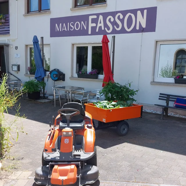 Im Frühling gibt es im Maison Fasson alle Hände voll zu tun – und manchmal auch ein bisschen PS-Unterstützung. 🚜🌿

Thomas ist unterwegs, um die Pflanzen aus ihrem Winterquartier zurück ins Leben zu holen.
Auf dem Anhänger warten sie schon – bereit für ihren großen Auftritt rund um das Haus.

Ein bisschen wie ein kleiner Frühlingsumzug:
Topf für Topf, Blatt für Blatt kehrt zurück an seinen Platz, wo bald wieder alles blüht, wächst und den Hof und die Ecken rund ums Maison Fasson in grüne Lieblingsorte verwandelt. 🌸

Während der Rasentraktor gemächlich seine Bahnen zieht, spürt man:
Jetzt beginnt sie wirklich, die Zeit draußen.
Die Zeit von Sonnenstunden im Hof, von blühenden Pflanzen und von diesem besonderen Gefühl, wenn das Leben wieder nach draußen wandert.

Und genau das ist das Schöne:
Hier wird alles mitgedacht, vorbereitet und liebevoll gestaltet – damit ihr später einfach ankommen und genießen könnt. 🏡✨

Das Maison Fasson ist geöffnet und kann gebucht werden – und vielleicht erlebt ihr diesen Frühling schon bald selbst, zwischen blühenden Pflanzen und ganz viel frischer Luft.

Mehr Infos auf www.maison-fasson.de

#MaisonFasson #MaisonFassonMomente #FrühlingImMaisonFasson #Gartenarbeit #Frühlingserwachen #HausMitSeele #VintageCharme #FerienhausNordpfalz #Ruppertsecken #UrlaubMitHerz #ZuhauseAufZeit #Auszeit #Landleben