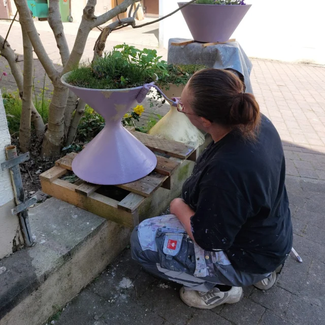 Manchmal braucht es nur ein bisschen Farbe – und schon fühlt sich alles nach Neuanfang an. 💜✨

Während draußen alles zu blühen beginnt, wird auch im Maison Fasson weiter verschönert, gestaltet und mit viel Liebe zum Detail gearbeitet.
Dorit greift zur Farbrolle und schenkt den Pflanzkübeln ein neues Leben.

Violett.
Die Signaturfarbe des Maison Fasson. 💜
Eine Farbe, die sich wie ein roter – oder besser gesagt violetter – Faden durch das Haus zieht.
Warm, einladend, ein bisschen verspielt und voller Persönlichkeit.

Mit jedem Pinselstrich entsteht nicht einfach nur ein neuer Anstrich, sondern ein kleines Stück Wiedererkennen.
Ein Detail, das draußen beginnt und sich im Inneren des Hauses fortsetzt – in Zimmern, Stoffen und Stimmungen.

Genau das macht das Maison Fasson aus:
Hier wird nichts einfach nur „gemacht“.
Hier wird gestaltet, mit Gefühl, mit Idee und mit ganz viel Herz. 🌿

Und während die frisch gestrichenen Pflanzkübel langsam trocknen, wächst schon die Vorfreude auf lange Frühlingstage, auf blühende Ecken rund ums Haus und auf Gäste, die genau diese kleinen Besonderheiten entdecken.

Das Maison Fasson ist geöffnet und kann gebucht werden – vielleicht entdeckt ihr eure Lieblingsplätze schon bald zwischen violetten Akzenten und blühendem Frühling. 🏡✨

Mehr Infos auf www.maison-fasson.de

#MaisonFasson #MaisonFassonMomente #FrühlingImMaisonFasson #Violett #SignatureColor #HausMitSeele #VintageCharme #FerienhausNordpfalz #Ruppertsecken #UrlaubMitHerz #HandgemachtMitLiebe #ZuhauseAufZeit #Frühling