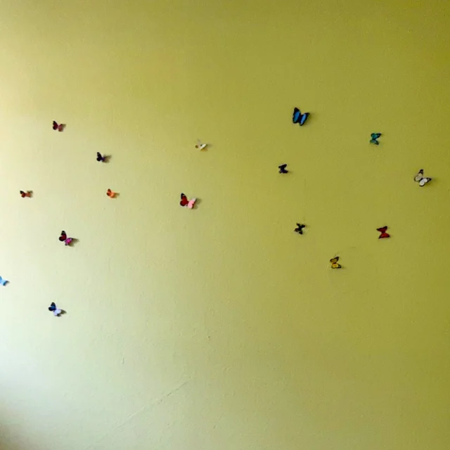 Manchmal beginnt der Frühling nicht draußen – sondern mitten im Haus. 🦋✨

Im Treppenhaus des Maison Fasson ist etwas ganz Besonderes entstanden:
Ein Schwarm bunter Schmetterlinge, der sich scheinbar schwerelos die Wand hinauf bewegt.
Leicht, verspielt und voller Leben – fast so, als würden sie jeden Moment weiterfliegen.

Dorit hat sie mit viel Geduld und einem feinen Gespür für Farben und Bewegung an die grüne Wand gebracht.
Jeder einzelne Schmetterling ist Teil eines großen Ganzen – und gemeinsam erzählen sie von Aufbruch, Veränderung und genau diesem Frühlingsgefühl, das gerade überall spürbar wird. 🌿

Beim Hinaufgehen begleitet einen dieser kleine Schwarm – Stufe für Stufe ein bisschen leichter, ein bisschen heller.
Ein Detail, das ein Lächeln ins Gesicht zaubert und das Treppenhaus zu einem Ort macht, den man nicht einfach nur passiert, sondern bewusst erlebt.

Genau solche Ideen machen das Maison Fasson zu dem, was es ist:
ein Haus voller kleiner Überraschungen, liebevoller Handarbeit und ganz viel Persönlichkeit. 🏡💜

Das Maison Fasson ist geöffnet und kann gebucht werden – und vielleicht entdeckt ihr euren Lieblingsschmetterling schon bald selbst.

Mehr Infos auf www.maison-fasson.de

#MaisonFasson #MaisonFassonMomente #FrühlingImMaisonFasson #Schmetterlinge #Frühlingsgefühle #HausMitSeele #VintageCharme #FerienhausNordpfalz #Ruppertsecken #UrlaubMitHerz #HandgemachtMitLiebe #ZuhauseAufZeit #Auszeit