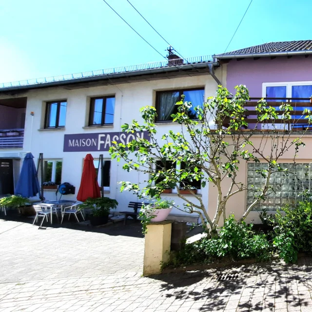 Wie ein erster Atemzug nach dem Winter. 🌿☀️

Der Hof im Maison Fasson erwacht zum Leben.
Die Sonne fällt warm auf die Tische und Stühle, die schon bereitstehen – als würden sie nur darauf warten, dass sich jemand dazusetzt, lacht, erzählt und den Moment genießt.

Überall zeigt sich das erste zarte Grün, ganz vorsichtig noch, aber voller Versprechen.
Ein leiser Anfang von langen Tagen draußen, von Kaffee am Morgen in der Sonne und Gesprächen, die einfach nicht enden wollen.

Und dann fällt der Blick auf die Fassade:
Das neue Logo des Maison Fasson strahlt – wie ein kleines Zeichen dafür, was dieses Haus ist.
Ein Ort mit Charakter, mit Geschichte und mit ganz viel Herz. 💜

Hier möchte man Platz nehmen, die Wärme spüren und einfach ankommen.
Vielleicht nach einer Wanderung durch die erwachende Natur der Nordpfalz oder ganz bewusst für eine kleine Pause vom Alltag.

Das Maison Fasson ist geöffnet und kann gebucht werden – und der Frühling im Hof wartet schon darauf, mit Leben gefüllt zu werden. 🏡✨

Mehr Infos auf www.maison-fasson.de

#MaisonFasson #MaisonFassonMomente #FrühlingImMaisonFasson #Innenhof #Sonnenmomente #HausMitSeele #VintageCharme #FerienhausNordpfalz #Ruppertsecken #UrlaubMitHerz #ZuhauseAufZeit #Frühling #Auszeit