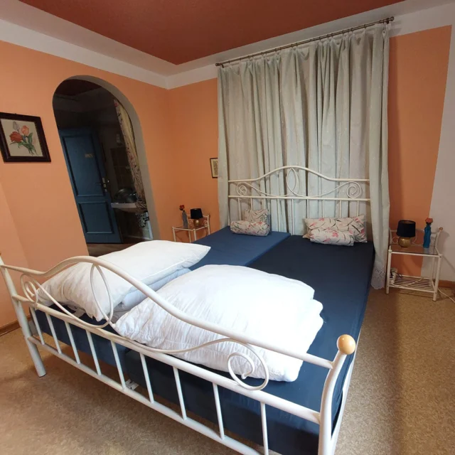 Und dann ist er da… dieser Moment ✨🧡

Das Zimmer ist fertig.
Warm, ruhig, stimmig bis ins Detail.
Die Orangetöne, der leichte Stoff, das Bett – alles fügt sich zusammen, als wäre es nie anders gewesen.

Man tritt ein… und spürt es sofort:
Ankommen.
Durchatmen.
Bleiben wollen.

Ein Raum, der nicht laut ist –
aber lange nachklingt 💫

Das Herbstzeitlosen-Zimmer im Maison Fasson wartet nun darauf, mit Leben gefüllt zu werden – Teil unseres liebevoll gestalteten Gruppenhauses im Vintage-Stil 🏡💜
Und es kann bereits gebucht werden.

Mehr Infos unter www.maison-fasson.de
 🌿

#MaisonFasson #MaisonFassonMomente #ZuhauseAufZeit #HausMitSeele #VintageCharme #FerienhausNordpfalz #Romantik #HerbstGefühle #Ankommen