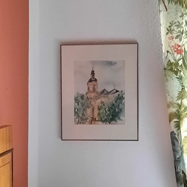 Ein Blick an die Wand… und plötzlich geht die Reise nach draußen 🎨🍂

Das Aquarell zeigt eine kleine Kirche aus der Region – zart, ruhig, fast wie eine Erinnerung eingefangen in Farbe.
Ein Stück Heimat, das leise mitschwingt.

Vielleicht entdeckt man sie beim Spaziergang.
Vielleicht bleibt man dort einen Moment länger stehen.
Und später… hängt genau dieses Gefühl hier im Raum.

Im Herbstzeitlosen-Zimmer im Maison Fasson verbinden sich solche Details zu etwas Ganzem:
Natur, Erinnerung und ein Hauch von Romantik 💜

Ein Zuhause auf Zeit – im liebevoll gestalteten Gruppenhaus, das bereits gebucht werden kann 🏡
Mehr Infos unter www.maison-fasson.de
 ✨

#MaisonFasson #MaisonFassonMomente #ZuhauseAufZeit #HausMitSeele #VintageCharme #FerienhausNordpfalz #Heimatgefühl #LiebeZumDetail #Aquarell