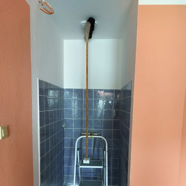 Montagmorgen. ✨🫖☕
Der Raum ist noch still.

Ein Gerüst steht mitten im Zimmer, Farbdosen am Rand, der Duft von frischer Farbe liegt in der Luft. Die Wände tragen schon erste warme Orangetöne – wie ein leises Versprechen von dem, was hier entstehen wird.

Noch wirkt alles unfertig. 🎈
Und doch… ist da schon dieses Gefühl. 

Als würde der Raum langsam anfangen zu erzählen.
Von Wärme.
Von ruhigen Abenden.
Von einem Ort, an dem man ankommt und einfach bleibt.

Zwischen Leitern, Pinseln und kleinen Farbklecksen wächst hier mehr als nur ein Zimmer.
Hier entsteht ein kleines Stück Romantik – inspiriert von der Herbstzeitlosen, die leise, aber kraftvoll ihren Platz findet.

Und vielleicht ist es genau dieser Moment dazwischen, der alles so besonders macht: wenn aus einer Idee langsam ein Zuhause wird.

Und während draußen die Tage kürzer werden, nimmt drinnen das Herbstzeitlosen-Zimmer im Maison Fasson Form an – bereit, bald mit Leben gefüllt zu werden.

Ein Zuhause auf Zeit, das schon jetzt ein bisschen Herz hat 💜

#MaisonFasson #MaisonFassonMomente #FerienhausNordpfalz #HausMitSeele #ZuhauseAufZeit #VintageCharme #MakingOf #HerbstGefühle #RaumMitGeschichte