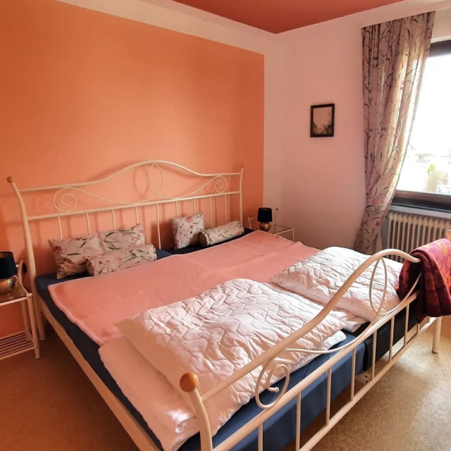 Sanft fällt das Licht durch die neuen Vorhänge und taucht den Raum in ein warmes Leuchten 🍂🧡

Die Orangetöne an Wänden und Decke umhüllen alles wie ein spätsommerlicher Abend, der ein kleines bisschen länger bleibt als gedacht.
Und mitten darin: das weiße Metallbett – leicht, verspielt, fast wie aus einer anderen Zeit.

Hier beginnt sie, diese besondere Stimmung.
Leise.
Unaufgeregt.
Und doch voller Gefühl.

Man stellt sich vor, wie die Vorhänge sich im leichten Luftzug bewegen, wie man morgens noch einen Moment liegen bleibt… und einfach nur ist.
Vielleicht mit einem Kaffee in der Hand. Vielleicht mit einem Lächeln im Gesicht ☕✨

Und irgendwo zwischen den sorgfältig genähten Stoffbahnen – von Dorit selbst gefertigt – und den warmen Farben spürt man sie ganz deutlich:
die Liebe zum Detail.
Die Ruhe.
Die kleine, feine Romantik, die dieses Zimmer so besonders macht 💫

Ein Ort, an dem man ankommt… und gar nicht mehr weg möchte.

Das Herbstzeitlosen-Zimmer im Maison Fasson ist Teil eines liebevoll gestalteten Gruppenhauses im Vintage-Stil – perfekt für gemeinsame Auszeiten mit den Lieblingsmenschen 🏡💜
Und das Schönste: Es kann bereits gebucht werden.

Mehr Infos findet ihr unter www.maison-fasson.de
 ✨

#MaisonFasson #MaisonFassonMomente #ZuhauseAufZeit #HausMitSeele #VintageCharme #FerienhausNordpfalz #Romantik #HerbstGefühle #LiebeZumDetail