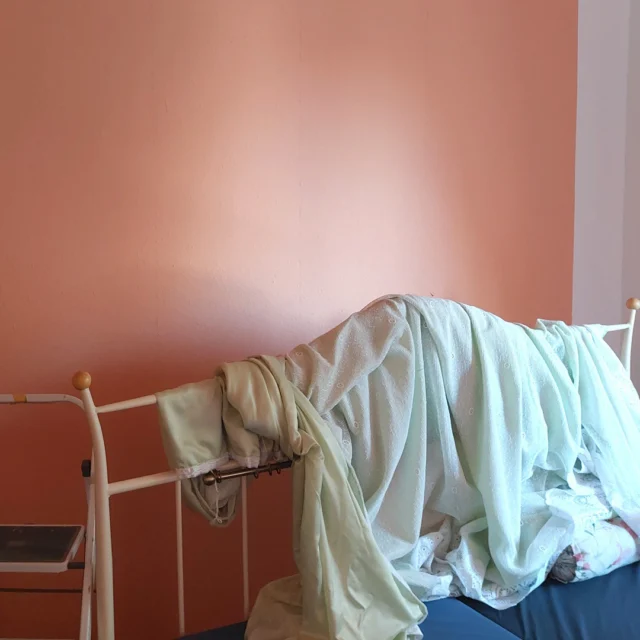 Ein letzter Handgriff… und plötzlich wird es ganz leise im Raum ✨🧡

Zarter Spitzenstoff legt sich wie ein Hauch über das Bett, fällt weich herab und verwandelt alles ein kleines bisschen.
Fast, als würde die Zeit langsamer werden.

Selbst genäht, mit viel Gefühl aufgehängt – und genau das spürt man.
Diese feine, unaufdringliche Romantik, die den Raum umhüllt 💫

Hier möchte man einfach bleiben.
Ein Buch aufschlagen.
Oder sich in Gedanken verlieren.

Das Herbstzeitlosen-Zimmer im Maison Fasson ist Teil unseres Gruppenhauses im Vintage-Stil – ein Ort für gemeinsame Auszeiten und stille Momente 🏡💜
Und es kann bereits gebucht werden.

Mehr Infos unter www.maison-fasson.de
 🌿

#MaisonFasson #MaisonFassonMomente #ZuhauseAufZeit #HausMitSeele #VintageCharme #FerienhausNordpfalz #Romantik #LiebeZumDetail #Selbstgemacht