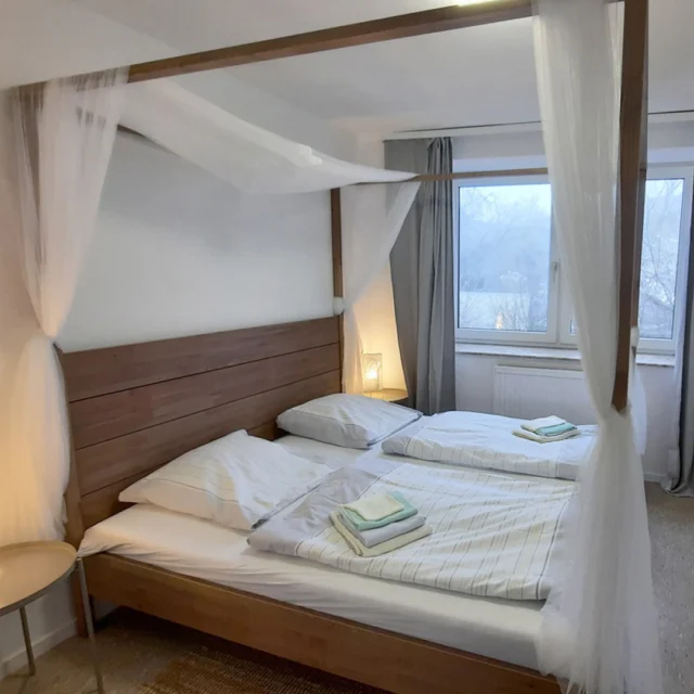 Ein Raum wie aus einem leisen Traum. ✨

Das Himmelbett, weich und einladend,
bereit für ruhige Nächte und langsames Aufwachen.
Ein Blick ins kleine Bad,
alles ganz nah – ganz selbstverständlich.

Und irgendwo im Spiegel
ein vertrautes Lächeln, fast wie ein kleiner Gruß. 😊
Wer findet Ihn - Thomas vom Maison Fasson ist im Spiegel zu sehen.

Im Maison Fasson sind es genau diese Details,
die einen Aufenthalt besonders machen. 🏡
Unsere Ferienwohnungen und das Gruppenhaus im Vintage-Stil
können gebucht werden – dein Zuhause auf Zeit.
www.maison-fasson.de

#maisonfasson #zuhauseaufzeit #schlafzimmerliebe #himmelbett #ankommen #ruhefinden #nordpfalz #donnersberg 💜✨