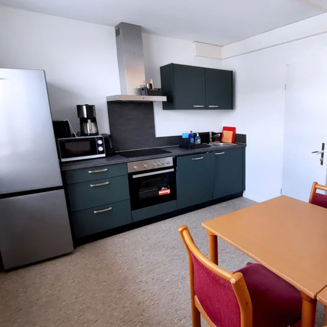 Ein Ort für gemeinsame Momente. ✨

Der Duft von Kaffee am Morgen,
leises Klirren von Geschirr,
und später das Lachen beim Kochen mit Familie und Freunden.

Alles ist da –
und doch geht es um so viel mehr als nur ums Zubereiten.
Es sind diese kleinen Augenblicke, die bleiben.

In den Ferienwohnungen im Maison Fasson
wird die Küche schnell zum Herz des Tages. 🏡
Modern ausgestattet, bereit für alles, was gut tut –
dein Zuhause auf Zeit.
www.maison-fasson.de

#maisonfasson #zuhauseaufzeit #küchenmomente #gemeinsamzeit #nordpfalz #donnersberg #wohlfühlen #urlaub ✨