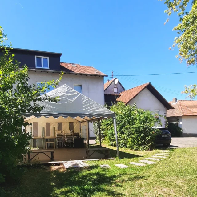 Unter alten Bäumen wird es ganz still. 🌿

Ein großes Zelt im Garten,
Tische, Stühle, ein Platz für lange Abende.
Das Licht wird weicher, Stimmen werden leiser –
und irgendwo liegt schon der Duft von Gegrilltem in der Luft.

Man sitzt zusammen, lacht,
und merkt gar nicht, wie die Zeit vergeht.

Genau solche Momente entstehen im Maison Fasson. 🏡
Unsere Ferienwohnungen und das Gruppenhaus im Vintage-Stil
können gebucht werden – dein Zuhause auf Zeit.
www.maison-fasson.de

#maisonfasson #zuhauseaufzeit #gartenmomente #sommerabende #gemeinsamzeit #nordpfalz #donnersberg #wohlfühlen 💜✨