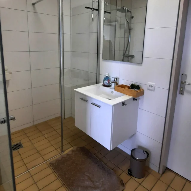 Ein Moment nur für sich. 💧

Warmes Wasser auf der Haut,
ein leises Prasseln von oben –
fast wie Sommerregen.

Die Gedanken werden still,
der Tag fällt sanft von einem ab …
und für einen Augenblick zählt nur das Jetzt.

Im Maison Fasson sind es genau diese kleinen Auszeiten,
die einen Aufenthalt besonders machen. 🏡
Unsere Ferienwohnungen und das Gruppenhaus im Vintage-Stil
können gebucht werden – dein Zuhause auf Zeit.
www.maison-fasson.de

#maisonfasson #zuhauseaufzeit #badezimmer #regendusche #wohlfühlmoment #ruhefinden #nordpfalz #donnersberg 💜✨