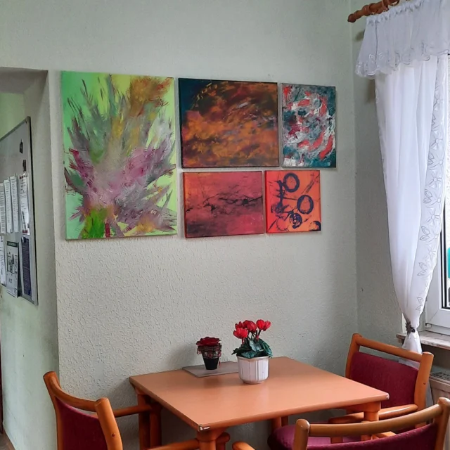 Man kommt an … und wird leise empfangen. ✨

Bilder an den Wänden, jedes mit eigener Geschichte.
Farben, Formen, kleine Gedanken – geschaffen von Künstlern aus der Region.
Man bleibt einen Moment stehen, schaut genauer hin …
und spürt: Hier beginnt mehr als nur ein Aufenthalt.

Ein Ort wie Maison Fasson, der nicht nur Raum gibt,
sondern inspiriert – vielleicht sogar ein Stück begleitet. 🏡

Unser Gruppenhaus im Vintage-Stil und die Ferienwohnungen
können gebucht werden – dein Zuhause auf Zeit.
www.maison-fasson.de

#maisonfasson #zuhauseaufzeit #nordpfalz #donnersberg #ankommen #wohlfühlen #kunst #regional #ruhefinden ✨