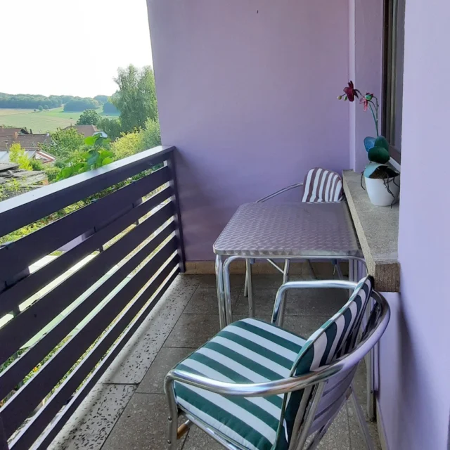 🌿
Ein Blick hinaus ins Weite
Blüten, die sich im leichten Wind bewegen
💛
Man sitzt zusammen, ein Tisch zwischen sich
die Landschaft breitet sich ruhig aus
Balkonblumen rahmen den Moment ein
und alles fühlt sich ein wenig leichter an
🏡
Genau solche Augenblicke warten im Maison Fasson
✨
Dein Zuhause auf Zeit in der Nordpfalz
Manchmal ist es genau das, was gut tut
www.maison-fasson.de
#maisonfasson #zuhauseaufzeit #nordpfalz #donnersberg #naturmoment #wohlfühlen #ferienwohnung