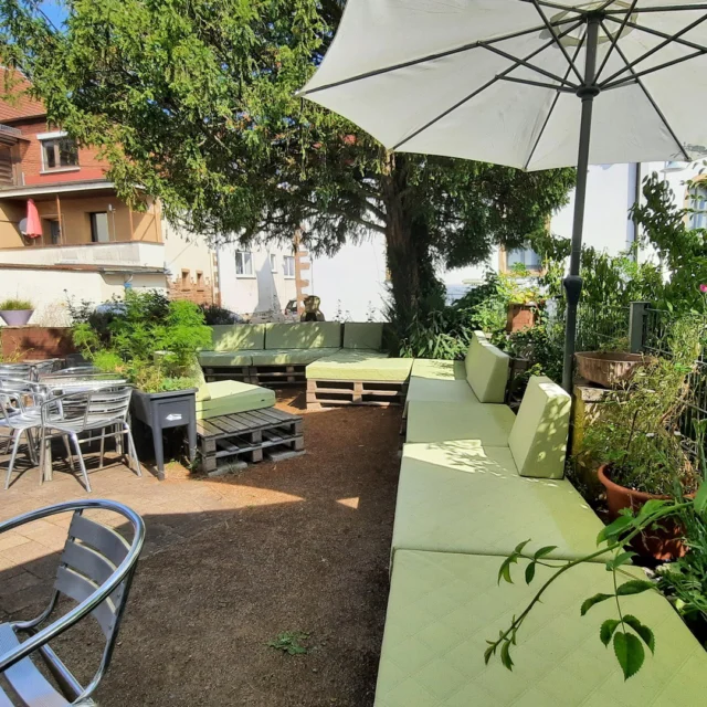 🌿
Ein Platz, der den Sommer hält
warm, offen und voller Leben

💛
Man sitzt mit Freunden und Familie ganz nah beieinander
lacht, lehnt sich zurück, bleibt einfach
Der Baum in der Mitte spendet Schatten und Ruhe
und der Abend wird zu etwas, das man nicht festhalten muss

🏡
Genau solche unbeschwerten Stunden gehören zum Maison Fasson

✨
Dein Zuhause auf Zeit in der Nordpfalz
Manchmal ist es genau das, was gut tut

www.maison-fasson.de

#maisonfasson #zuhauseaufzeit #nordpfalz #donnersberg #gemeinsamzeit #freunde #familie #sommerabende #chillen