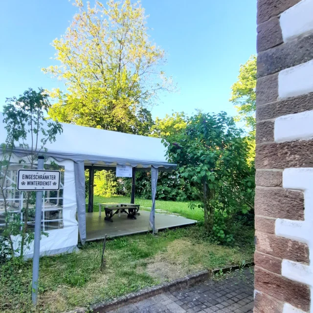 🌿
Ein Platz unter alten Bäumen
wo Stimmen leise durch die Blätter tragen
💛
Man sitzt zusammen, mit Freunden und Familie
lacht, teilt Geschichten, bleibt einfach noch ein bisschen
Der Duft vom Grill liegt in der Luft
und der Abend wird länger, ohne dass es jemand merkt
🏡
Genau solche gemeinsamen Momente gehören zum Maison Fasson
✨
Dein Zuhause auf Zeit in der Nordpfalz
Manchmal ist es genau das, was gut tut
www.maison-fasson.de

#maisonfasson #zuhauseaufzeit #nordpfalz #donnersberg #gemeinsamzeit #freunde #familie #gartenmomente