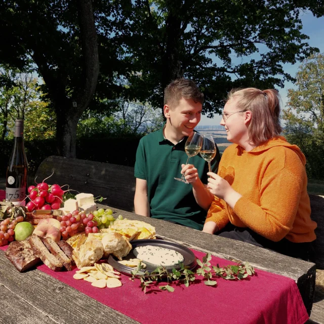 🌿
Ein Platz mit Aussicht
und ein Moment nur für zwei

💛
Man sitzt mit einem Glas Wein in der Hand
lässt den Blick über die Landschaft schweifen
Freunde, Familie oder einfach Zeit zu zweit
und plötzlich reicht genau dieser Augenblick

🏡
Nicht nur im Maison Fasson entstehen solche Plätze
auch rundherum warten sie darauf, entdeckt zu werden

✨
Neugierig auf die Sitzplätze rund um das Maison Fasson?
Dein Zuhause auf Zeit in der Nordpfalz

www.maison-fasson.de

#maisonfasson #zuhauseaufzeit #nordpfalz #donnersberg #naturmoment #wohlfühlen #freunde #familie #zeitzuzweit