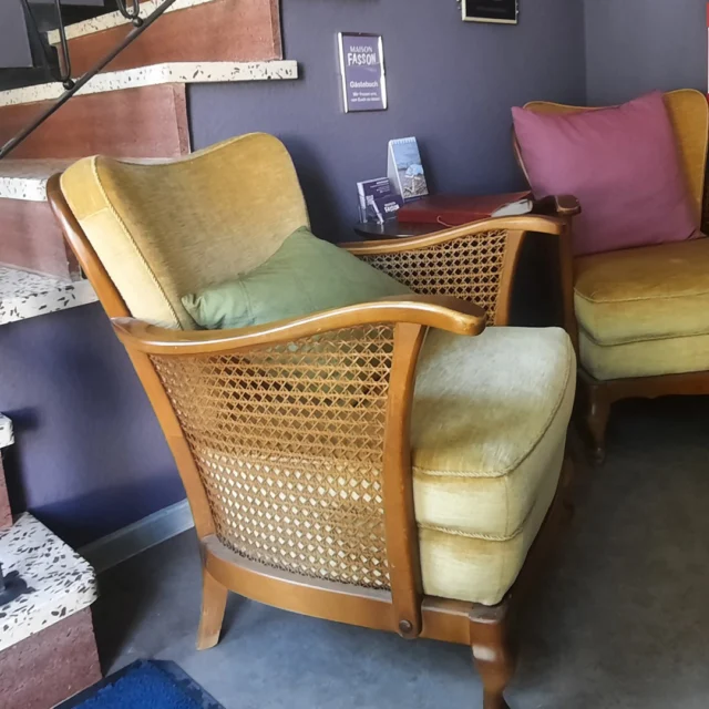 Ein leiser Moment zwischen Ankommen und Weiterziehen
Ein Platz, der kurz alles anhält

💛
Man setzt sich noch einmal, bevor es losgeht
oder kommt erst langsam an
Das Gästebuch liegt bereit, Seiten voller Erinnerungen
und plötzlich wird aus einem Augenblick etwas Bleibendes

🏡
Genau solche stillen Zwischenmomente gehören zum Maison Fasson

✨
Dein Zuhause auf Zeit in der Nordpfalz
Manchmal ist es genau das, was gut tut

www.maison-fasson.de

#maisonfasson #zuhauseaufzeit #nordpfalz #donnersberg #wohlfühlen #ankommen #gemeinsamzeit