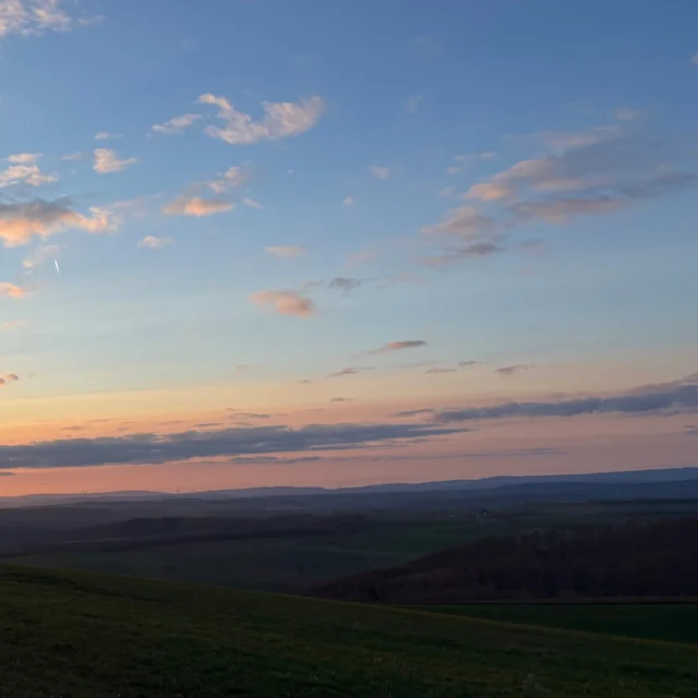 Sonnenuntergang über der Nordpfalz.

Mehr brauchst du nicht.

→ Jetzt Auszeit im Maison Fasson planen & loswandern.

#maisonfasson #nordpfalz #pfalz #pfälzerwald #donnersberg #sonnenuntergang #landschaftsliebe #weite #auszeit #naturgenießen #entschleunigung #wanderpfalz #wanderlustdeutschland #urlaubpfalz #ferienwohnungpfalz #kurzurlaubdeutschland #visitpfalz #hikinggermany #rausinsgrüne #urlaubindeutschland